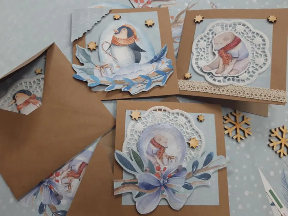 Obraz przedstawia kartki świąteczne wykonane przez naszych wychowanków. Na kartkach m.in. możemy ujrzeć zwierzęta związane z zimą.