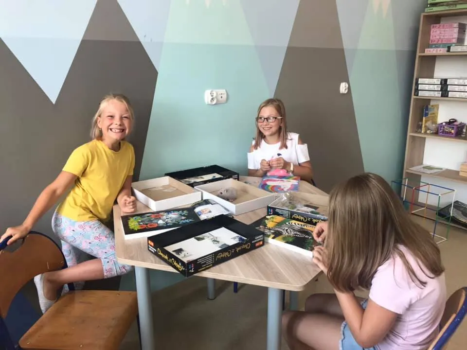 Obraz przedstawia dzieci tworzące swoje pamiętniki.