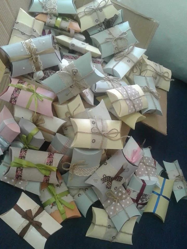 Zdjęcie przedstawia stos upominków dla starszych i samotnych osób. 