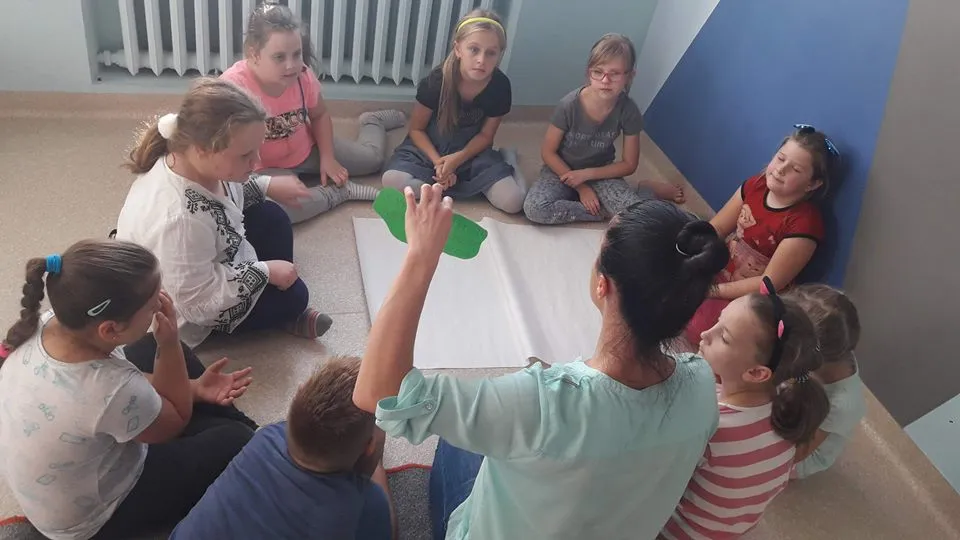 Obraz przedstawia naszych wychowanków podczas zajęć socjoterapeutycznych.