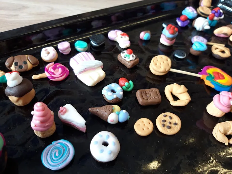 Obraz przedstawia modelinowe wypieki naszych wychowanków. Na zdjęciu możemy ujrzeć modelinowe ciastka.