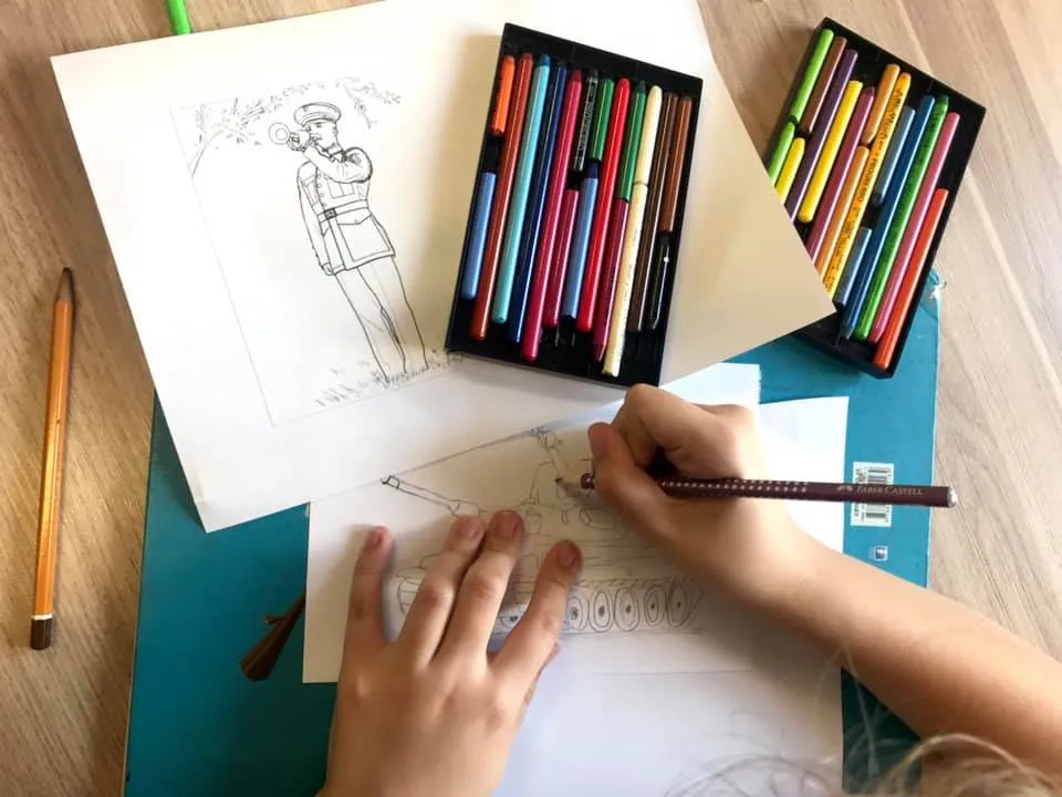 Obraz przedstawia rysunki związane z wojskiem wykonane przez wychowanków SPWD.