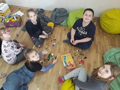 Obraz przedstawia naszych wychowanków podczas zabawy przy użyciu klocków LEGO.