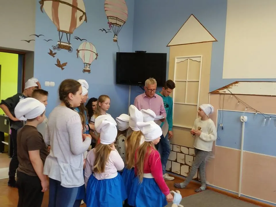 Zdjęcie przedstawia dzieci w przebraniach przygotowujące się do spektaklu w swojej placówce.