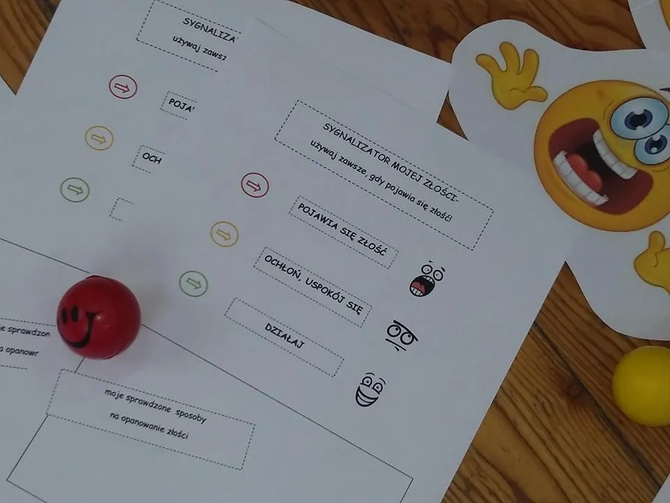 Zdjęcie przedstawia karty pracy używane podczas zajęć o emocjach w placówce.