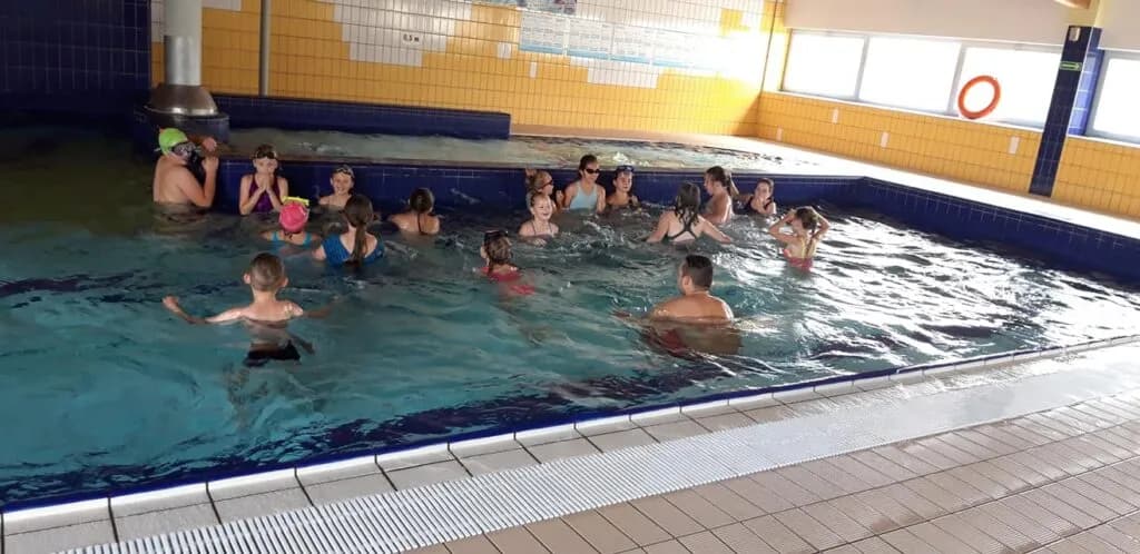 Obraz przedstawia naszych wychowanków podczas zajęć na których uczyliśmy się pływać. 