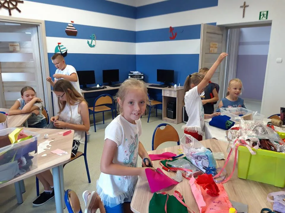 Obraz przedstawia naszych wychowanków podczas warsztatów artystycznych. Na zdjęciu możemy ujrzeć krawiectwo z użyciem filcu.