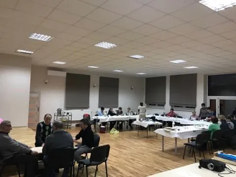 Obraz przedstawia zajęcia artystyczne w Klubie Seniora w Radłowie.