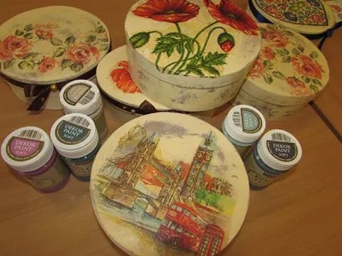 Zdjęcie przedstawia udekorowane pojemniki na stole.