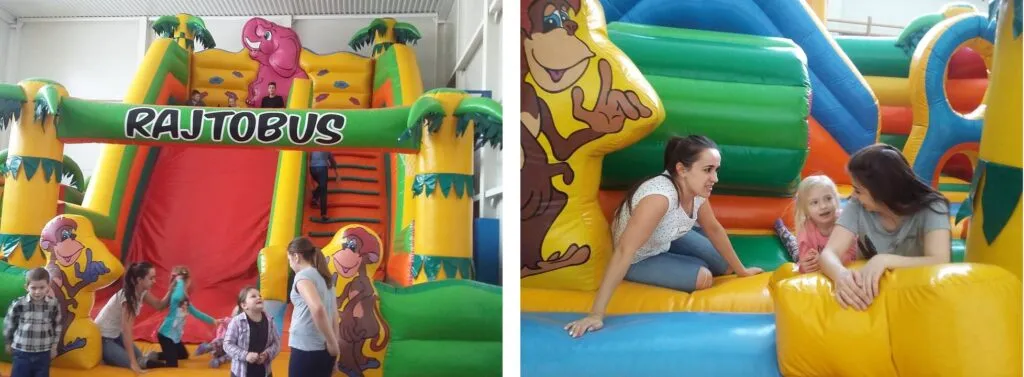 Zdjęcie przedstawia dzieci bawiące się na dmuchanej zjeżdżalni.