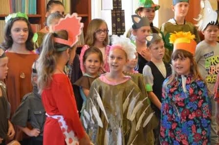 Zdjęcie przedstawia dzieci z placówki przebrane w stroje teatralne odpowiednie do przedstawienia.