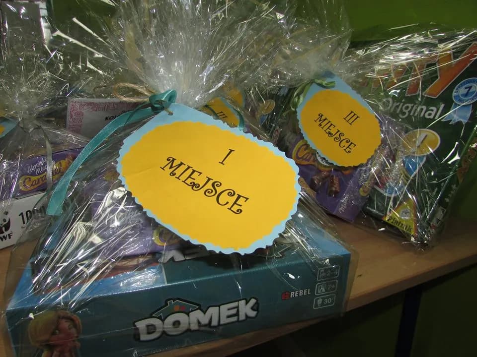 Na zdjęciu widnieją nagrody za pierwszych trzech miejsc w konkursie "Bezpromilowo = bezpiecznie"