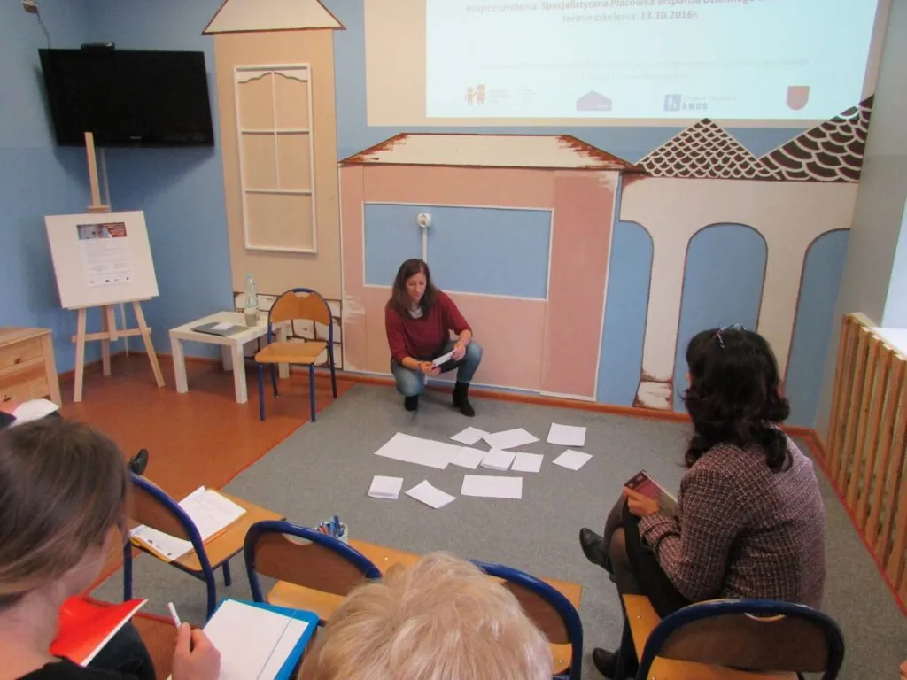 Zdjęcie przedstawia pracowników placówki uczestniczących w szkoleniach w ramach Bezpiecznego Dzieciństwa.