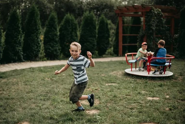 Obraz przedstawia wychowanków uczestniczących w różnego rodzaju konkursach, konkurencjach czy zabawach zorganizowanych przez animatorów.