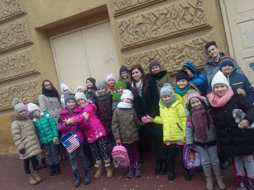 Zdjęcie przedstawia dzieci z placówki podczas wycieczki do kina.