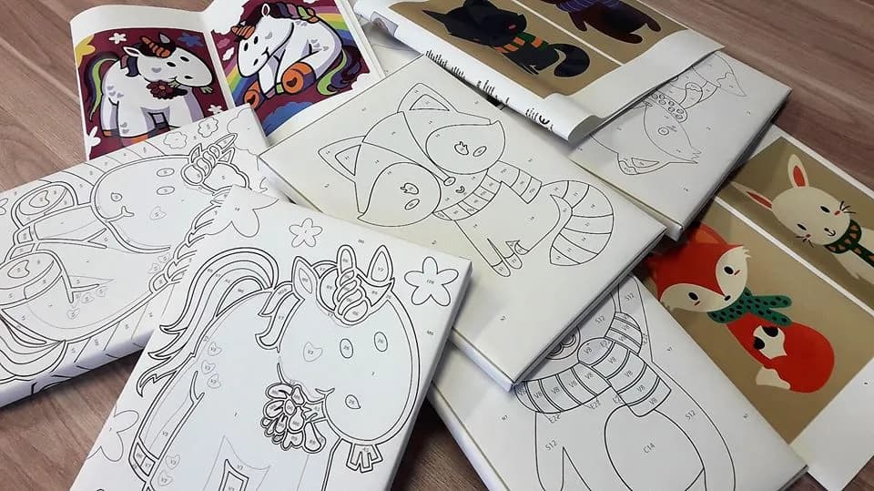 Obraz przedstawia prace wykonane za pomocą malowania po numerach. Na zdjęciu możemy ujrzeć liski, koniki, czy króliki.