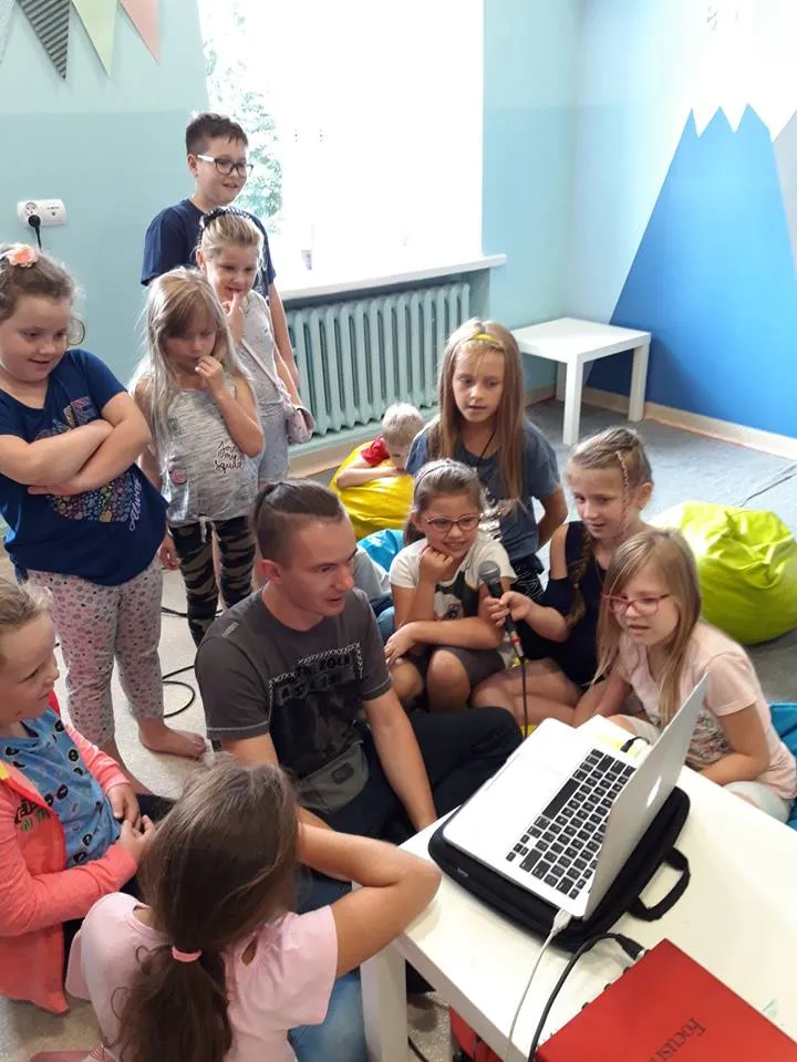 Obraz przedstawia naszych wychowanków podczas warsztatów muzycznych.